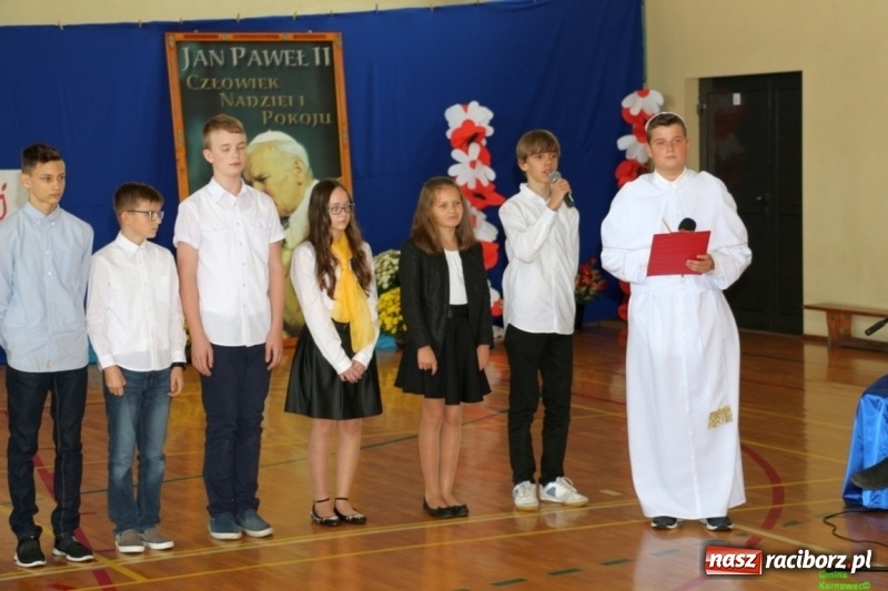 Zdjęcie w galerii na portalu naszraciborz.pl: Szkoła Podstawowa im. Jana Pawła II w Kornowacu ma nowy sztandar wiadomości z regionu