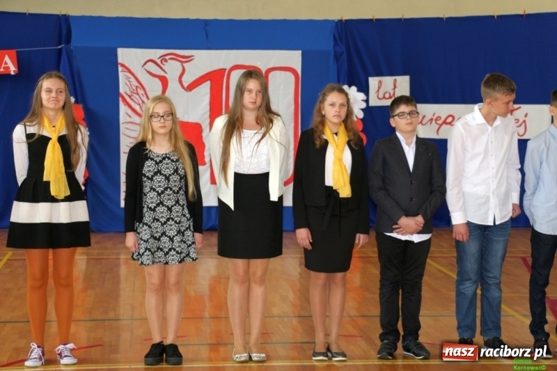 Zdjęcie w galerii na portalu naszraciborz.pl: Szkoła Podstawowa im. Jana Pawła II w Kornowacu ma nowy sztandar wiadomości z regionu