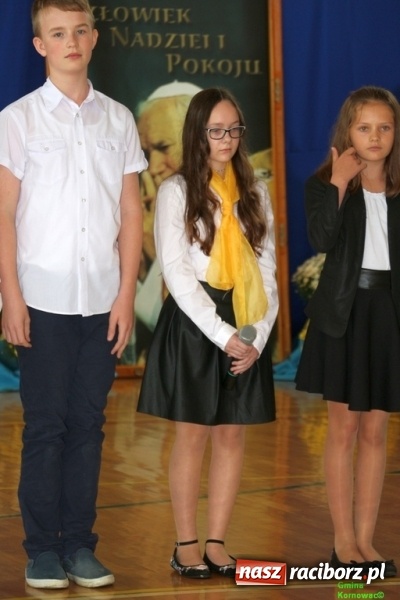 Zdjęcie w galerii na portalu naszraciborz.pl: Szkoła Podstawowa im. Jana Pawła II w Kornowacu ma nowy sztandar wiadomości z regionu