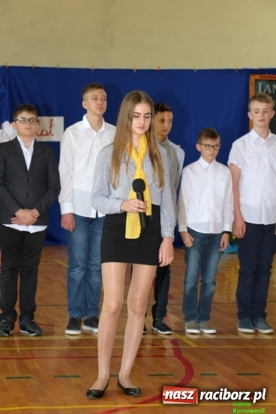 Zdjęcie w galerii na portalu naszraciborz.pl: Szkoła Podstawowa im. Jana Pawła II w Kornowacu ma nowy sztandar wiadomości z regionu