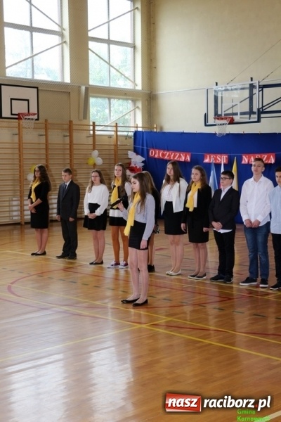 Zdjęcie w galerii na portalu naszraciborz.pl: Szkoła Podstawowa im. Jana Pawła II w Kornowacu ma nowy sztandar wiadomości z regionu