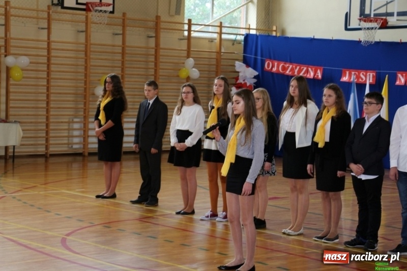 Zdjęcie w galerii na portalu naszraciborz.pl: Szkoła Podstawowa im. Jana Pawła II w Kornowacu ma nowy sztandar wiadomości z regionu