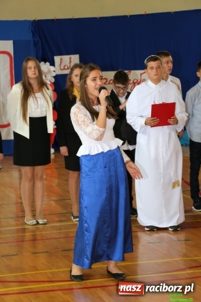 Zdjęcie w galerii na portalu naszraciborz.pl: Szkoła Podstawowa im. Jana Pawła II w Kornowacu ma nowy sztandar wiadomości z regionu