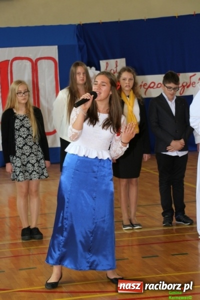 Zdjęcie w galerii na portalu naszraciborz.pl: Szkoła Podstawowa im. Jana Pawła II w Kornowacu ma nowy sztandar wiadomości z regionu