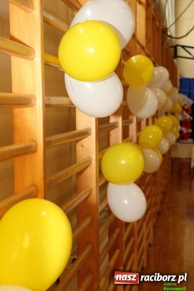 Zdjęcie w galerii na portalu naszraciborz.pl: Szkoła Podstawowa im. Jana Pawła II w Kornowacu ma nowy sztandar wiadomości z regionu