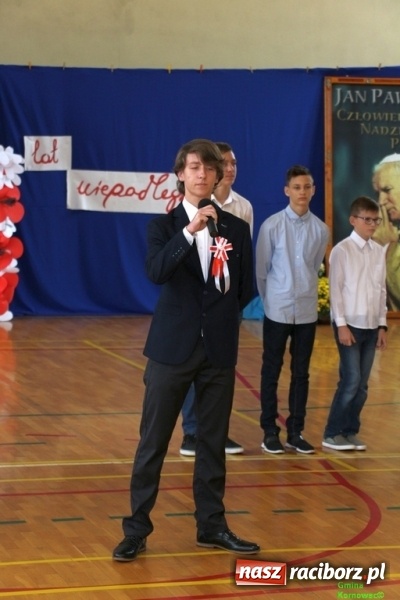 Zdjęcie w galerii na portalu naszraciborz.pl: Szkoła Podstawowa im. Jana Pawła II w Kornowacu ma nowy sztandar wiadomości z regionu