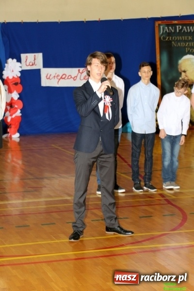 Zdjęcie w galerii na portalu naszraciborz.pl: Szkoła Podstawowa im. Jana Pawła II w Kornowacu ma nowy sztandar wiadomości z regionu