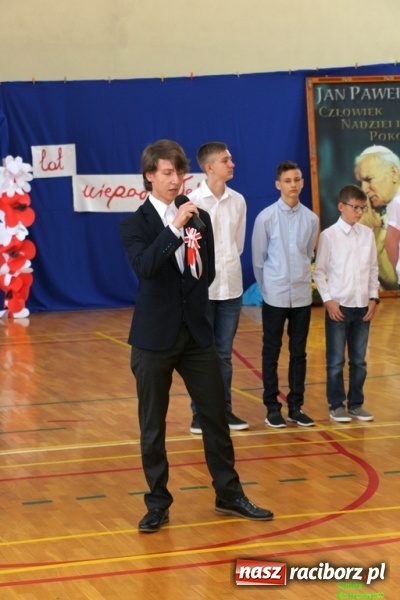 Zdjęcie w galerii na portalu naszraciborz.pl: Szkoła Podstawowa im. Jana Pawła II w Kornowacu ma nowy sztandar wiadomości z regionu