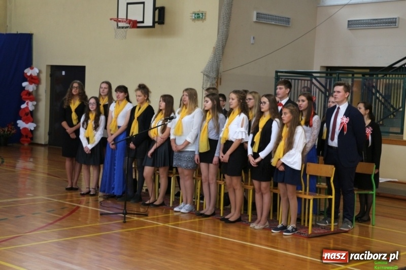 Zdjęcie w galerii na portalu naszraciborz.pl: Szkoła Podstawowa im. Jana Pawła II w Kornowacu ma nowy sztandar wiadomości z regionu