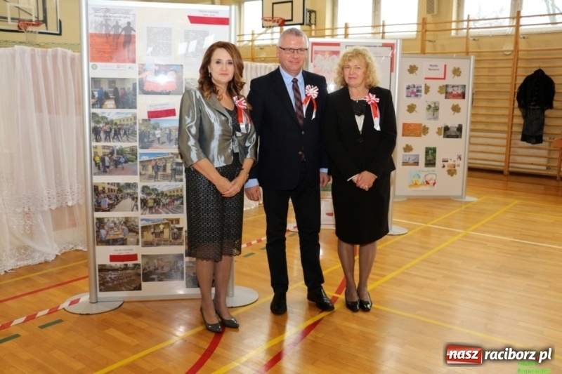 Zdjęcie w galerii na portalu naszraciborz.pl: Szkoła Podstawowa im. Jana Pawła II w Kornowacu ma nowy sztandar wiadomości z regionu