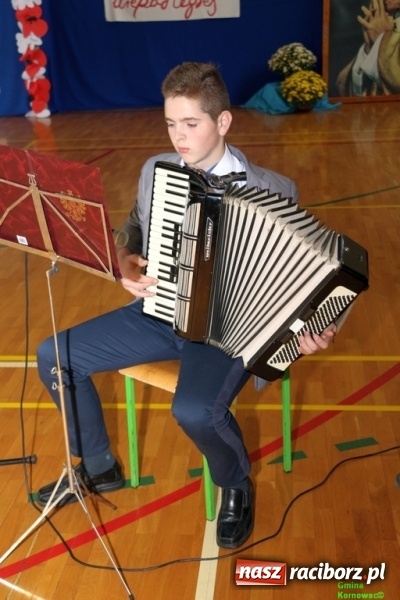 Zdjęcie w galerii na portalu naszraciborz.pl: Szkoła Podstawowa im. Jana Pawła II w Kornowacu ma nowy sztandar wiadomości z regionu