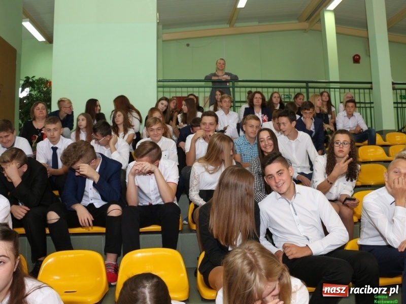 Zdjęcie w galerii na portalu naszraciborz.pl: Szkoła Podstawowa im. Jana Pawła II w Kornowacu ma nowy sztandar wiadomości z regionu