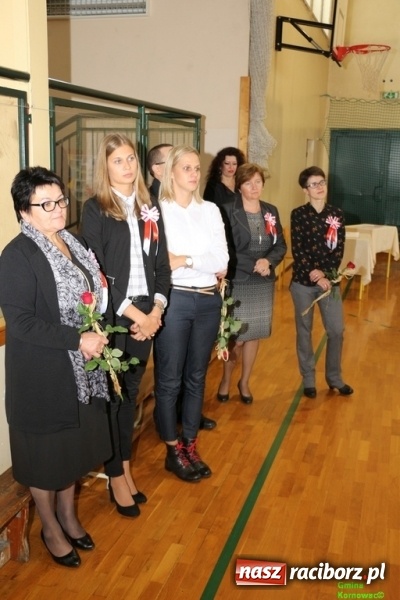 Zdjęcie w galerii na portalu naszraciborz.pl: Szkoła Podstawowa im. Jana Pawła II w Kornowacu ma nowy sztandar wiadomości z regionu