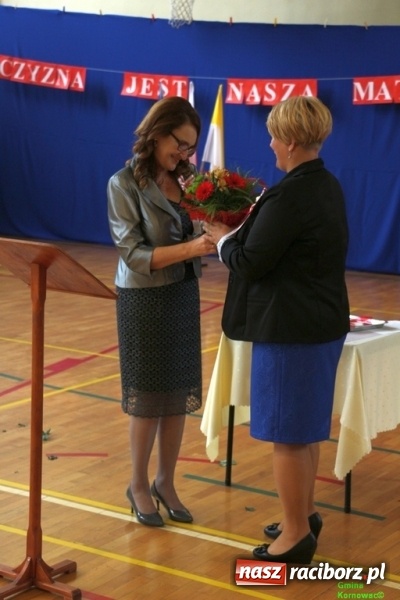 Zdjęcie w galerii na portalu naszraciborz.pl: Szkoła Podstawowa im. Jana Pawła II w Kornowacu ma nowy sztandar wiadomości z regionu