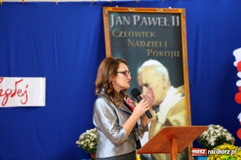 Zdjęcie w galerii na portalu naszraciborz.pl: Szkoła Podstawowa im. Jana Pawła II w Kornowacu ma nowy sztandar wiadomości z regionu