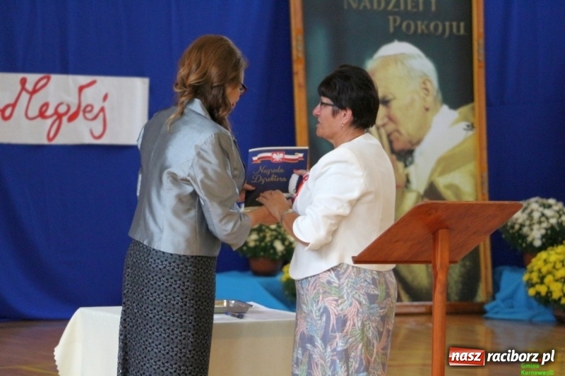 Zdjęcie w galerii na portalu naszraciborz.pl: Szkoła Podstawowa im. Jana Pawła II w Kornowacu ma nowy sztandar wiadomości z regionu