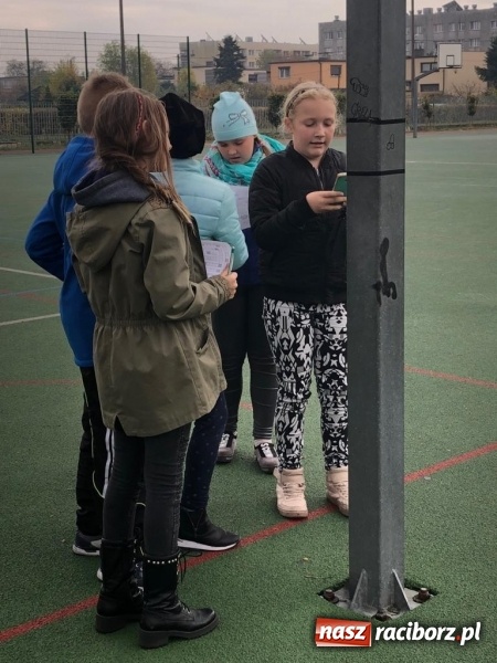 Zdjęcie w galerii na portalu naszraciborz.pl: Uczniowie z Ostroga szukali skarbu  wiadomości z regionu