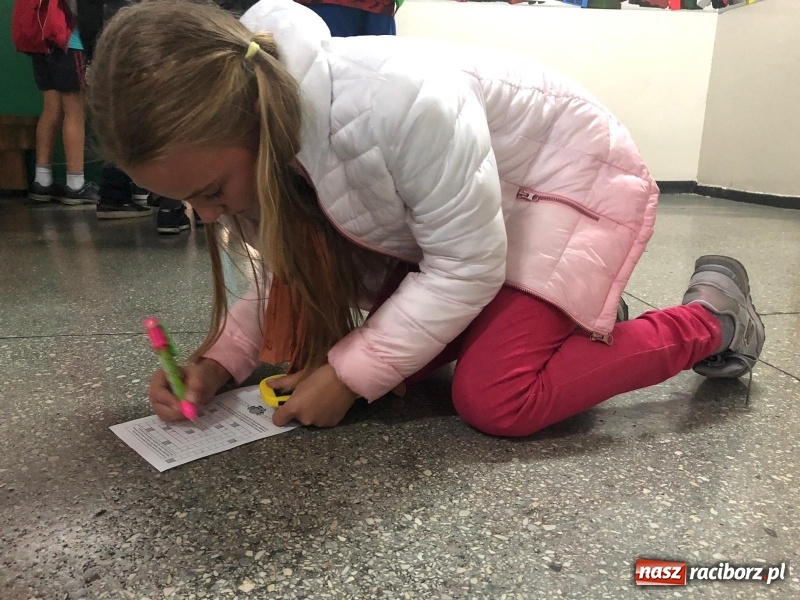 Zdjęcie w galerii na portalu naszraciborz.pl: Uczniowie z Ostroga szukali skarbu  wiadomości z regionu