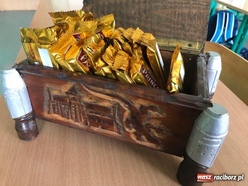 Zdjęcie w galerii na portalu naszraciborz.pl: Uczniowie z Ostroga szukali skarbu  wiadomości z regionu