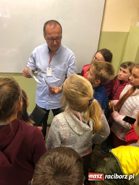 Zdjęcie w galerii na portalu naszraciborz.pl: Uczniowie z Ostroga szukali skarbu  wiadomości z regionu