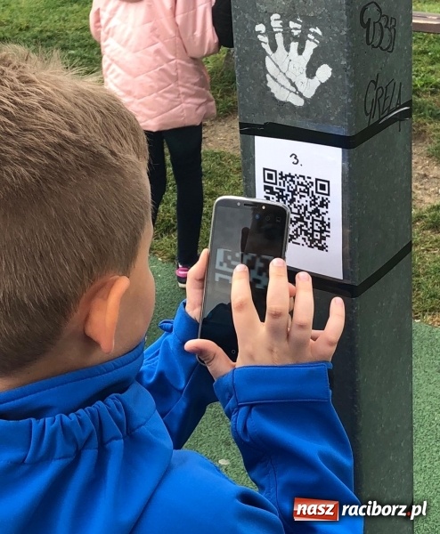 Zdjęcie w galerii na portalu naszraciborz.pl: Uczniowie z Ostroga szukali skarbu  wiadomości z regionu