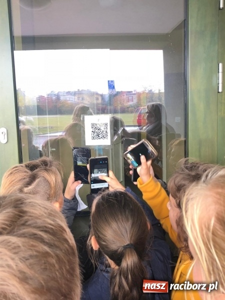 Zdjęcie w galerii na portalu naszraciborz.pl: Uczniowie z Ostroga szukali skarbu  wiadomości z regionu