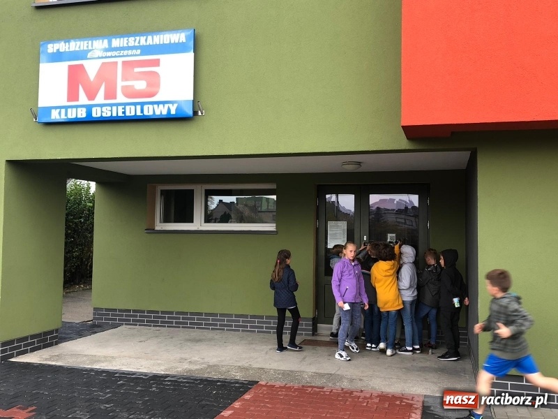 Zdjęcie w galerii na portalu naszraciborz.pl: Uczniowie z Ostroga szukali skarbu  wiadomości z regionu