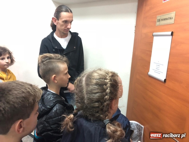 Zdjęcie w galerii na portalu naszraciborz.pl: Uczniowie z Ostroga szukali skarbu  wiadomości z regionu