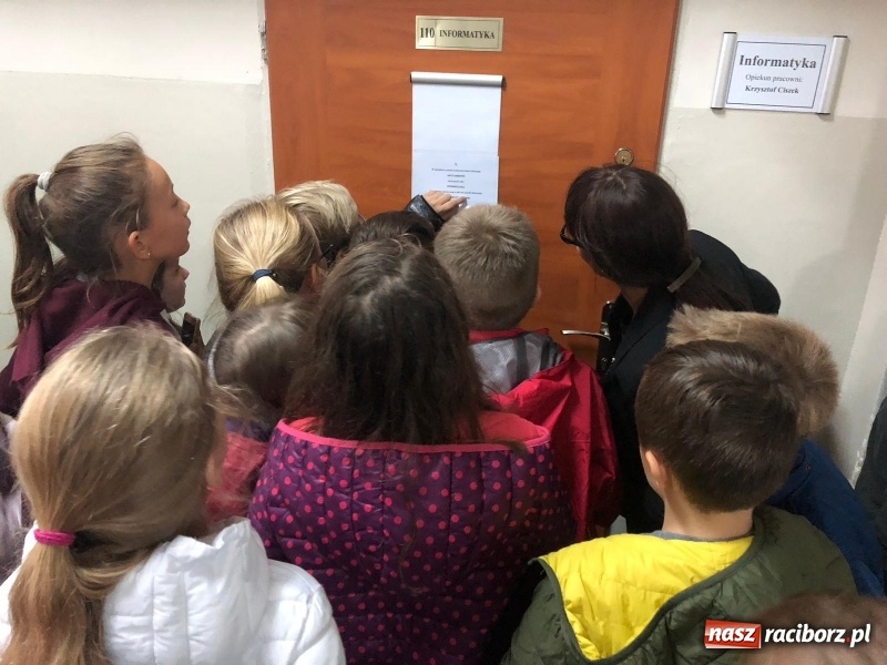 Zdjęcie w galerii na portalu naszraciborz.pl: Uczniowie z Ostroga szukali skarbu  wiadomości z regionu