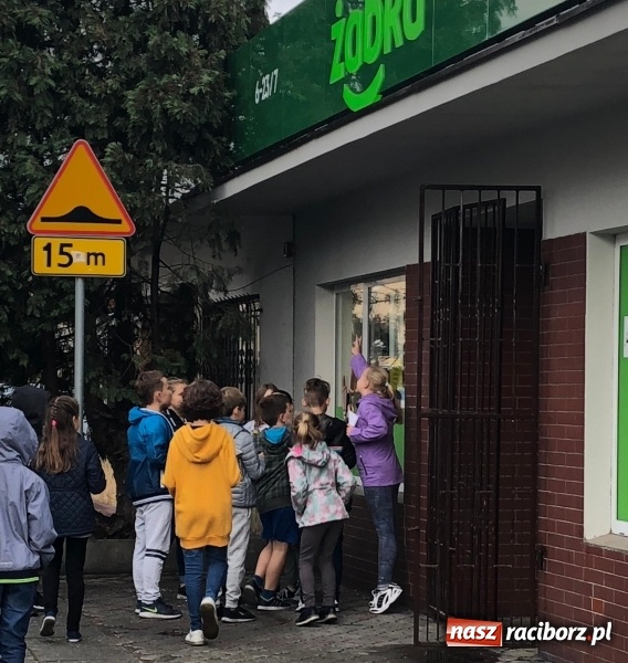 Zdjęcie w galerii na portalu naszraciborz.pl: Uczniowie z Ostroga szukali skarbu  wiadomości z regionu