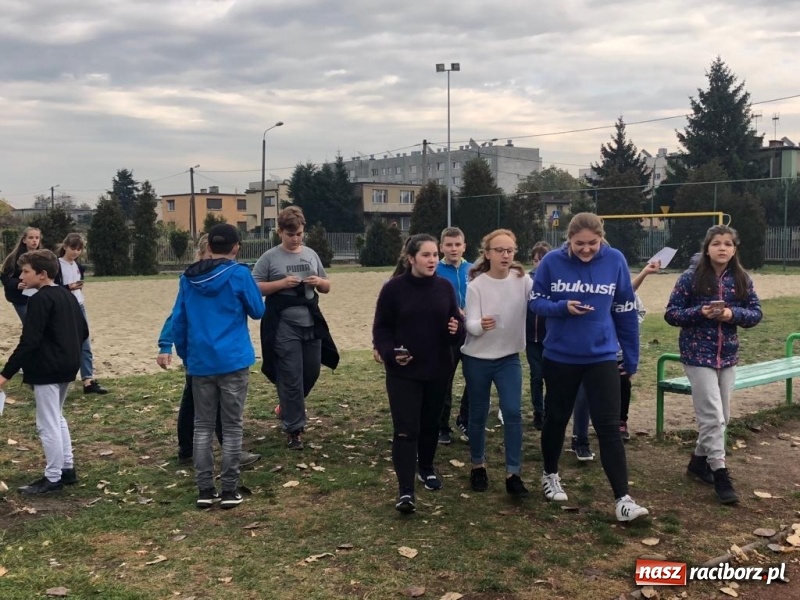 Zdjęcie w galerii na portalu naszraciborz.pl: Uczniowie z Ostroga szukali skarbu  wiadomości z regionu