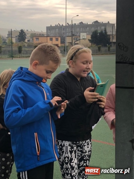 Zdjęcie w galerii na portalu naszraciborz.pl: Uczniowie z Ostroga szukali skarbu  wiadomości z regionu