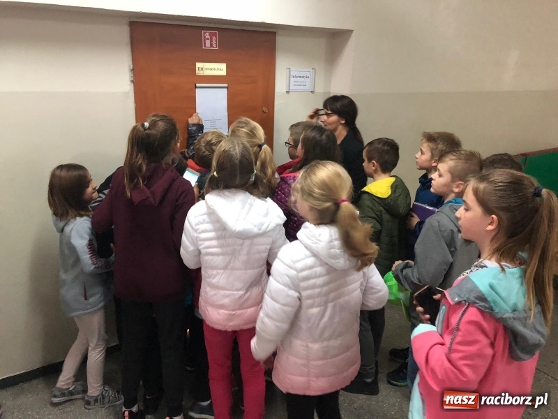 Zdjęcie w galerii na portalu naszraciborz.pl: Uczniowie z Ostroga szukali skarbu  wiadomości z regionu