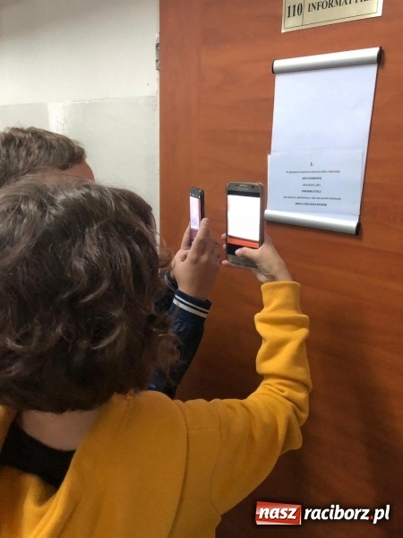 Zdjęcie w galerii na portalu naszraciborz.pl: Uczniowie z Ostroga szukali skarbu  wiadomości z regionu