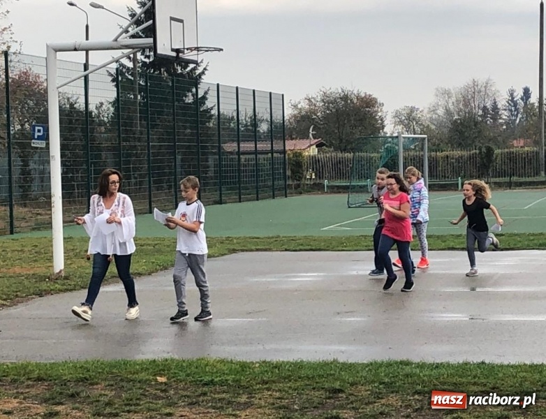 Zdjęcie w galerii na portalu naszraciborz.pl: Uczniowie z Ostroga szukali skarbu  wiadomości z regionu