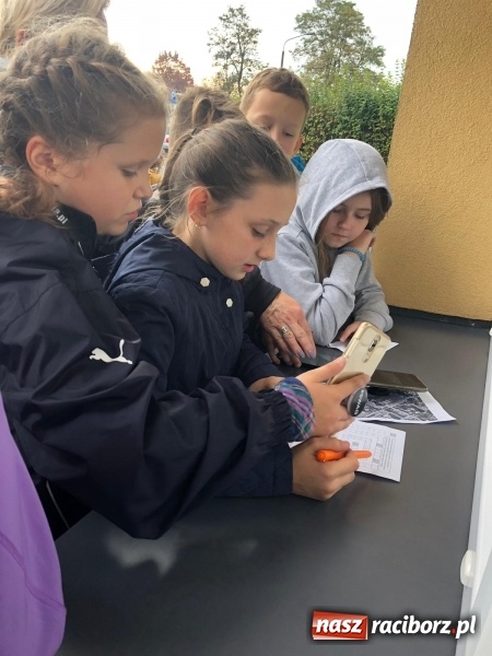 Zdjęcie w galerii na portalu naszraciborz.pl: Uczniowie z Ostroga szukali skarbu  wiadomości z regionu