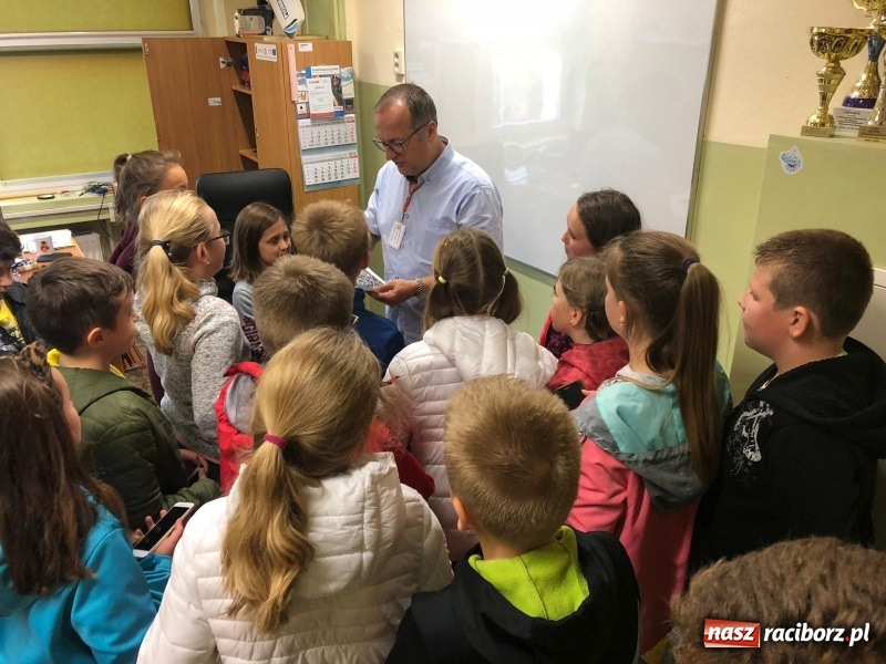 Zdjęcie w galerii na portalu naszraciborz.pl: Uczniowie z Ostroga szukali skarbu  wiadomości z regionu