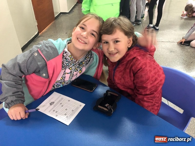 Zdjęcie w galerii na portalu naszraciborz.pl: Uczniowie z Ostroga szukali skarbu  wiadomości z regionu