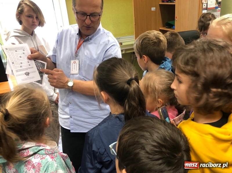 Zdjęcie w galerii na portalu naszraciborz.pl: Uczniowie z Ostroga szukali skarbu  wiadomości z regionu
