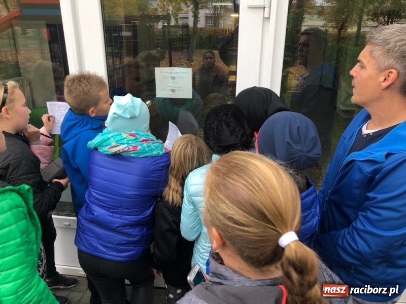 Zdjęcie w galerii na portalu naszraciborz.pl: Uczniowie z Ostroga szukali skarbu  wiadomości z regionu