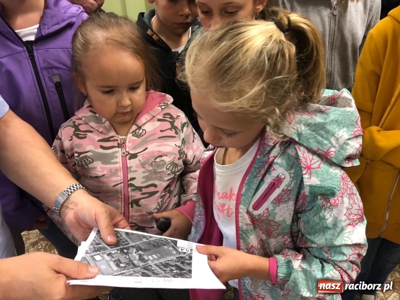 Zdjęcie w galerii na portalu naszraciborz.pl: Uczniowie z Ostroga szukali skarbu  wiadomości z regionu