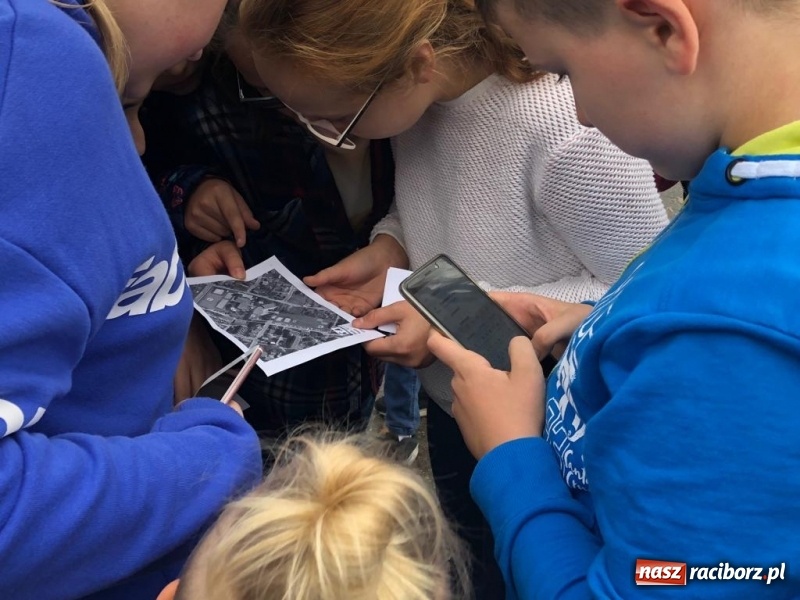 Zdjęcie w galerii na portalu naszraciborz.pl: Uczniowie z Ostroga szukali skarbu  wiadomości z regionu