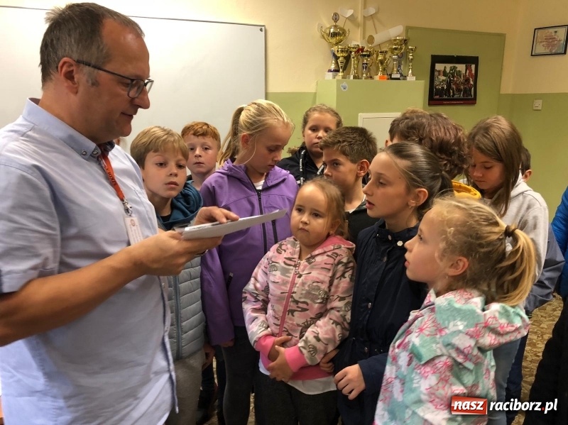 Zdjęcie w galerii na portalu naszraciborz.pl: Uczniowie z Ostroga szukali skarbu  wiadomości z regionu