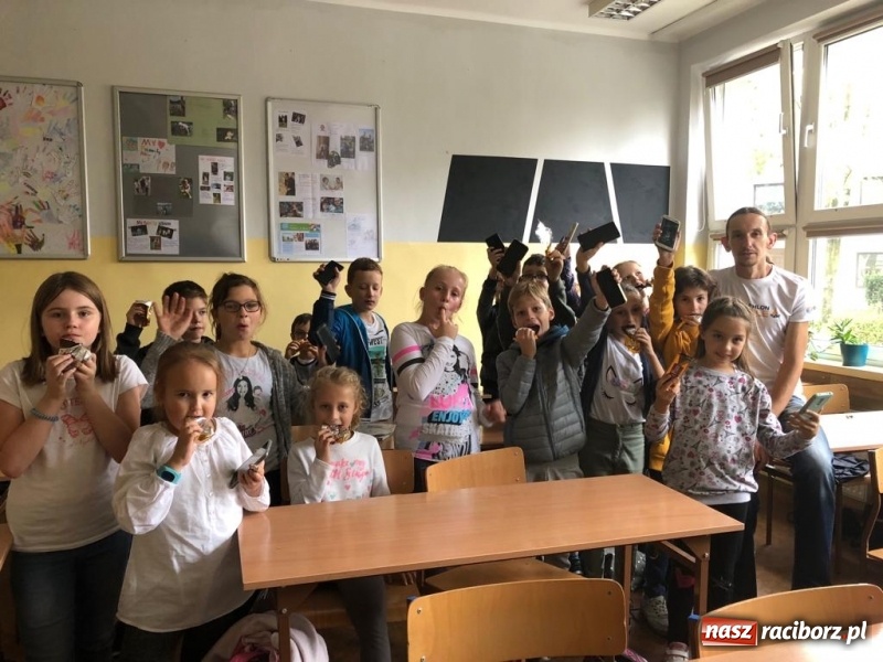 Zdjęcie w galerii na portalu naszraciborz.pl: Uczniowie z Ostroga szukali skarbu  wiadomości z regionu