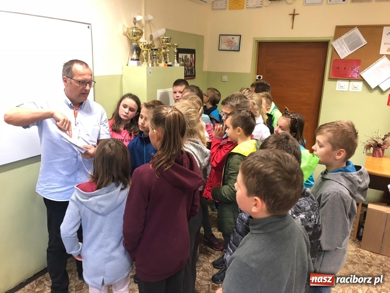 Zdjęcie w galerii na portalu naszraciborz.pl: Uczniowie z Ostroga szukali skarbu  wiadomości z regionu