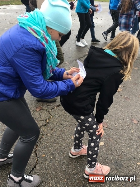 Zdjęcie w galerii na portalu naszraciborz.pl: Uczniowie z Ostroga szukali skarbu  wiadomości z regionu