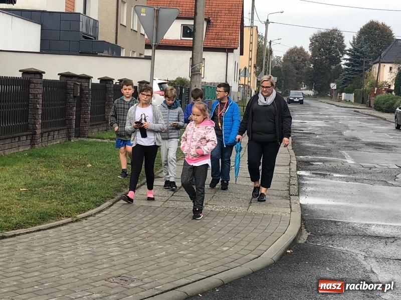 Zdjęcie w galerii na portalu naszraciborz.pl: Uczniowie z Ostroga szukali skarbu  wiadomości z regionu