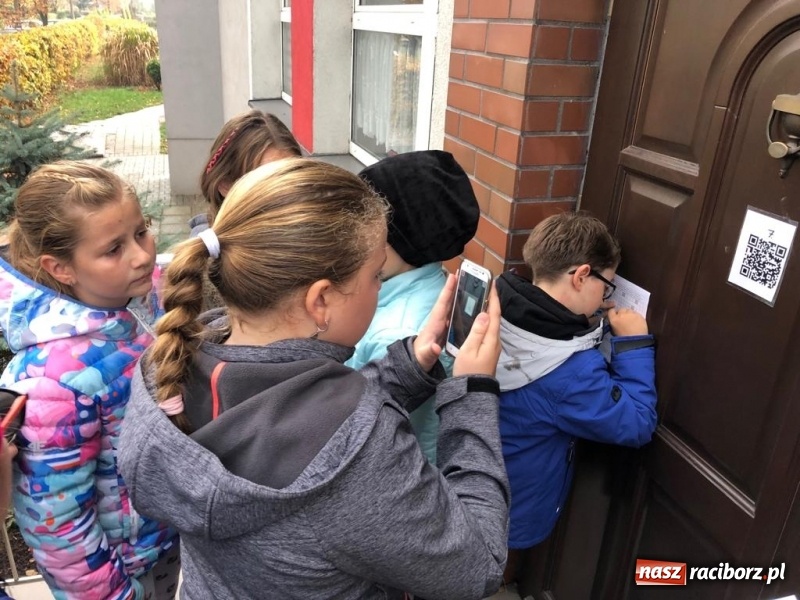 Zdjęcie w galerii na portalu naszraciborz.pl: Uczniowie z Ostroga szukali skarbu  wiadomości z regionu