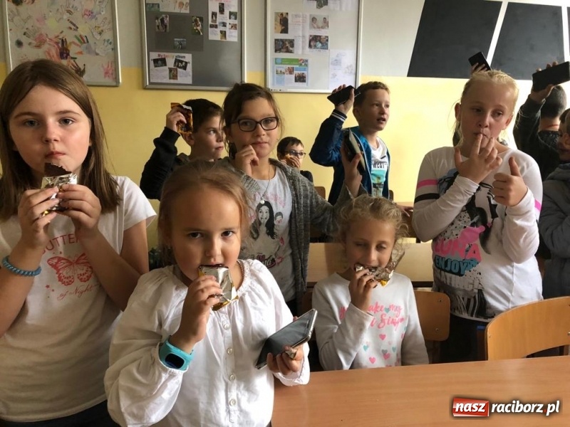 Zdjęcie w galerii na portalu naszraciborz.pl: Uczniowie z Ostroga szukali skarbu  wiadomości z regionu