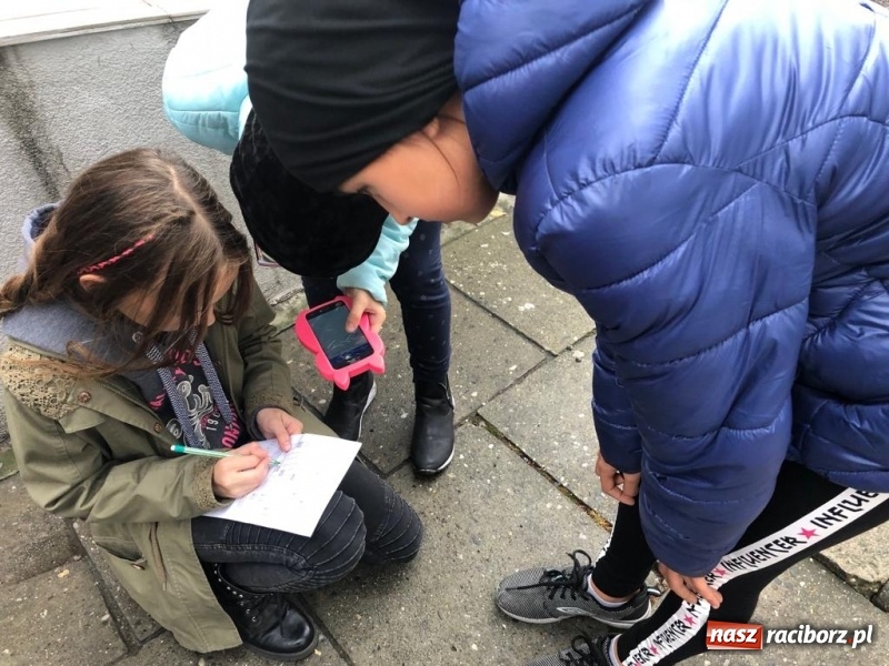 Zdjęcie w galerii na portalu naszraciborz.pl: Uczniowie z Ostroga szukali skarbu  wiadomości z regionu